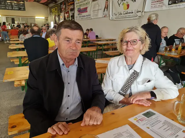 Johanna Brunthaler und Leopoldine Höfler setzen auf spontane Kurzurlaube in Österreich, damit auch zuhause genügend Zeit für ihren Garten bleibt. | Foto: Cornelia Strobl 