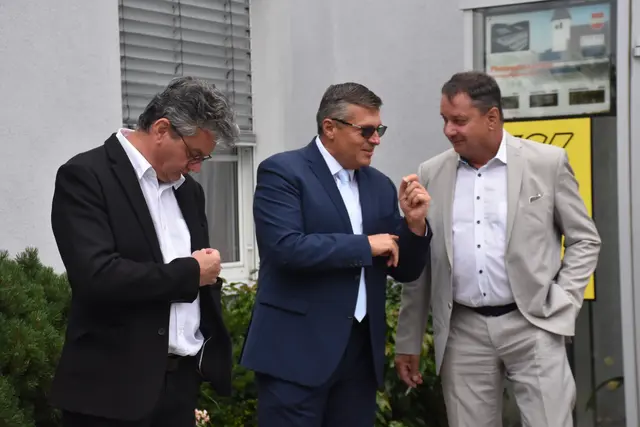 Eröffnet wurde in Dimbach die Krabbelstube, die Friedhofsanierung, Gedenkraum für Sternenkinder, Leader Projekt "Auf den Spuren von Franz Xaver Müller" und Parkplatz.  | Foto: Robert Zinterhof