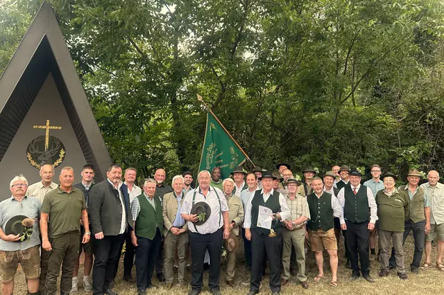 Ingobert Stumfoll, Hans Kircher, Roman Neubauer, Franz Mayer, Oberschützenmeister Josef Kohzina, Manfred Gürschka, Herbert Fischer, Jagdaufseher Großebersdorf Josef Bärnthaler, Erich Loser, Ingo Stumfoll, Jagdleiter Alfred Mayer, Pfarrer Lawrence Ogunbanwo, Hegeringleiter a.D. Leopold Kein, Hegeringleiter Josef Kau, Bürgermeister Stefan Haindl, Christoph Kronberger, Alois Glanz, Franz Zach, Jagdleiter Manhartsbrunn Herbert Robl, Herbert Ullmann vom Jagdhundeprüfungsverein Mistelbach, Wolfgang Meister, Jagdleiter Eibesbrunn Andreas Ammerer, Bezirksjägermeister Stellvertreter Johann Nemetschak, Hermann Böhm, Jagdleiter Königsbrunn Walter Steiner, Hegeringleiter Stellvertreter Thomas Meisel, Hornmeister Christian Pleil, Bruno Beiser-Körmer, Jagdleiter Enzersfeld Herbert Scheiterer, Ernst Körmer, Josef Körmer.
 | Foto: Christine Kohzina 