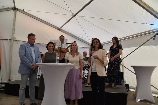 Wolfgang Kocevar, Bürgermeister Stadtgemeinde Ebreichsdorf, Alma Kahler, Geschäftsführerin Wien Energie; Moderatorin und Nicola Kofler, Leitung erneuerbare Stromerzeugung Wien Energie. | Foto: Mirjam Preineder