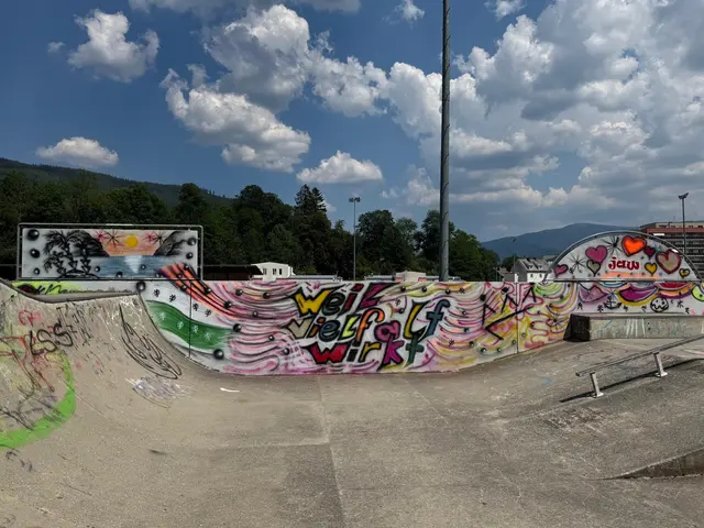 Der Schriftzug "Weil Vielfalt wirkt" ziert eine der Betonwände im Skatepark Mürzzuschlag.