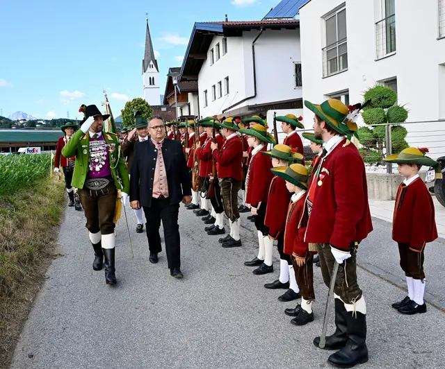 Das Abschreiten der (langen) Front gehört zur Tradition - bei den Sonnenburgern bedeutet es aber auch einen beträchtlichen Fußmarsch. | Foto: Hassl