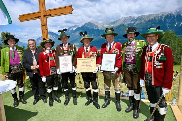 V.l.n.r.: Bat.-Kdt.-Stv. Christian Holzknecht, NR Klaus Mair, Major Thomas Zangerl, Hubert Rösch, Helmut Brandner, Stefan Lang, Major Thomas Saurer und Major Hans Knoflach | Foto: Hassl