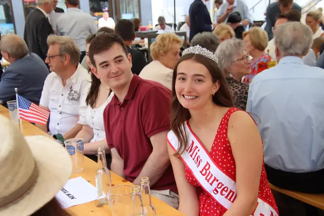 Sarah Wiederhold, die amtierende "Miss Burgenland New York", beehrte die Festveranstaltung mit ihrem Besuch. | Foto: Martin Wurglits