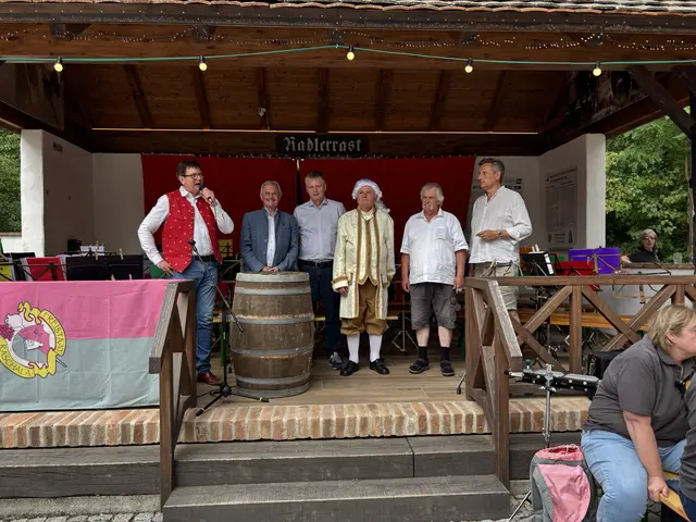 Präsident Franz Stockinger begrüßte die Festgäste in der Kellergasse. | Foto: Alexandra Goll