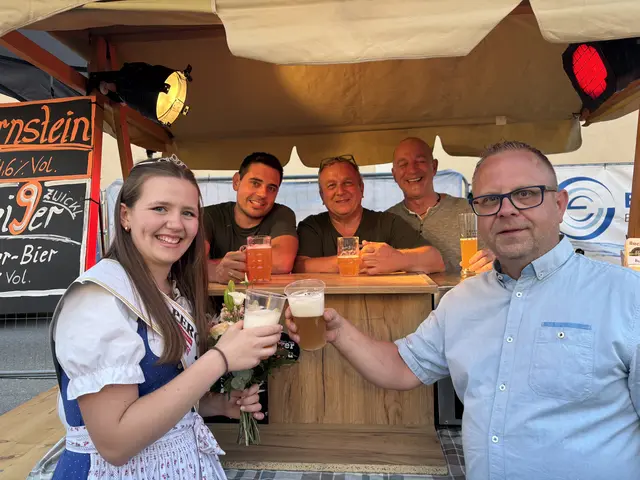 Prost beim Stand von Buchholzer Bräu | Foto: MeinBezirk Perg/Köck