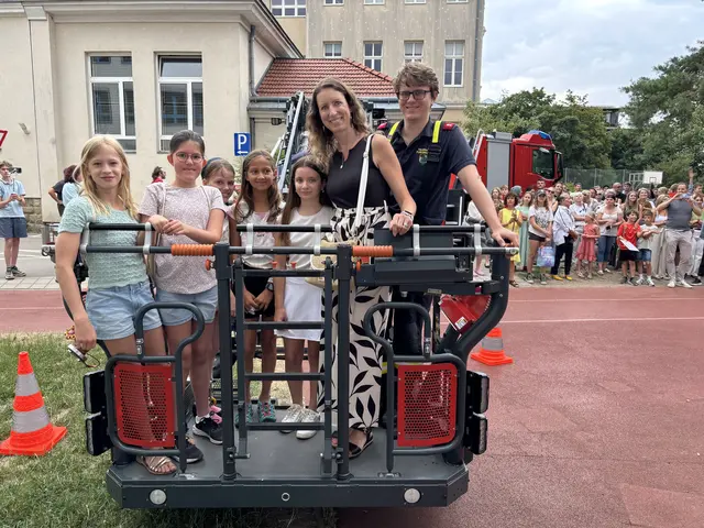 Über die Drehleiter gelangte die 4D mit Lehrerin Pia Engelmayer in die Sommerferien. | Foto: Lauren Fahrenberger / MeinBezirk