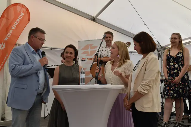 Wolfgang Kocevar, Bürgermeister Stadtgemeinde Ebreichsdorf, Alma Kahler, Geschäftsführerin Wien Energie; Moderatorin und Nicola Kofler, Leitung erneuerbare Stromerzeugung Wien Energie. | Foto: Mirjam Preineder