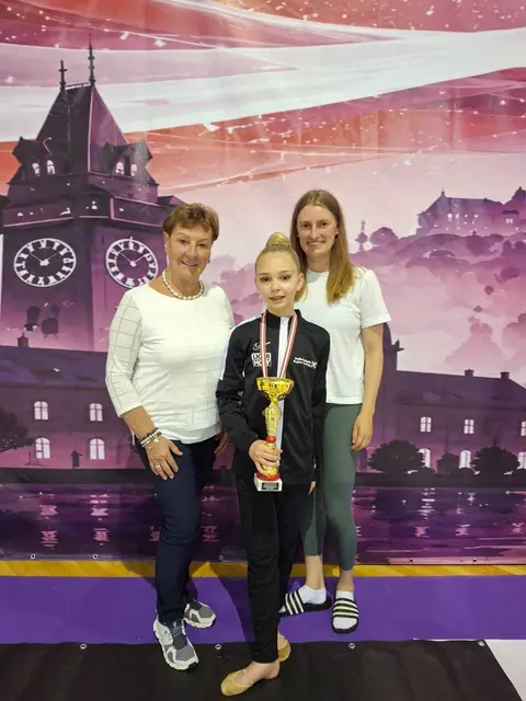 vlnr. Trainerin Edith Parzmayr, Paulina Fragner und Anna Jodlbauer | Foto: Sportunion Mühlbach