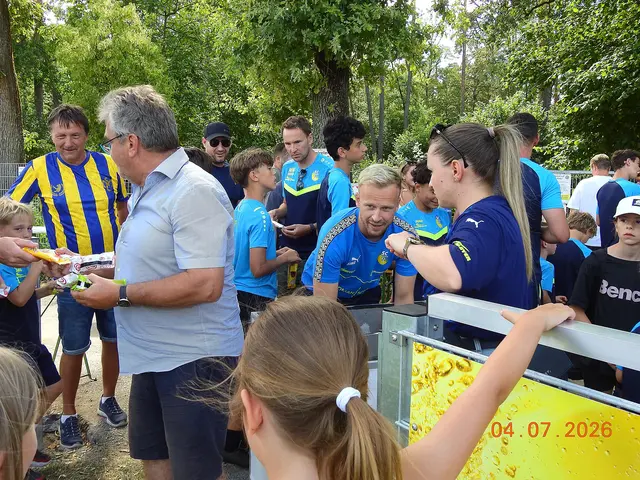 Bürgermeister Paul Mahr hatte für die Kids rund 300 Eisschlecker in der Gefriertruhe