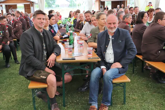 Bgm. Michael Feldgrill (li) und BR Peter Samt (re) feierten mit Feuerwehr und Rotes Kreuz die Segnung neuer Fahrzeuge | Foto: Edith Ertl