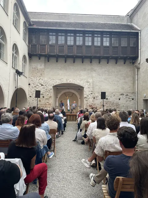 Klenk und Reiter vor der historischen Kulisse. | Foto: Lauren Fahrenberger / MeinBezirk