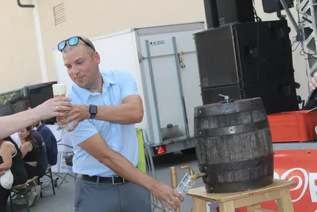 Freibier vom Fass - Harald Naderer von der Brau Union hatte alle Hände voll zu tun. | Foto: MeinBezirk Perg/Köck