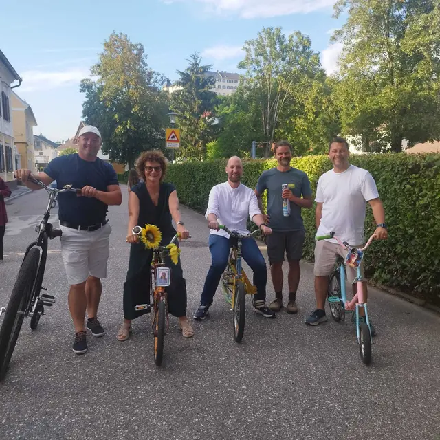 Bürgermeister Daniel Wrießnig, Volksschuldirektorin Mateja Mesner, Vizebürgermeister Dominik Stuck, Daniel Wuttej von der Radlobby und Vizebürgermeister Johann Rigelnik (von links) radelten natürlich mit – zum Teil auf ganz speziellen Modellen. | Foto: VS Bleiburg/Pliberk