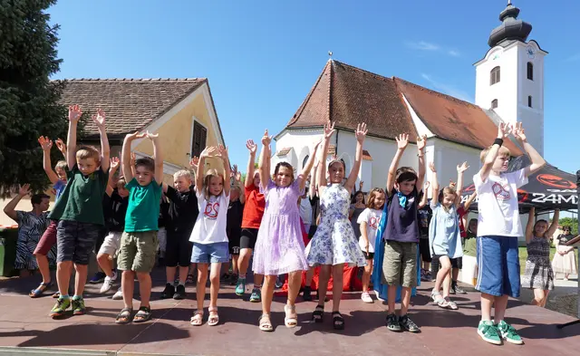 Hauptdarsteller beim Fest der Volksschule Altenmarkt vor Ferienbeginn waren die 44 Kinder des Schuljahres 2025/26. | Foto: Waltraud Wachmann