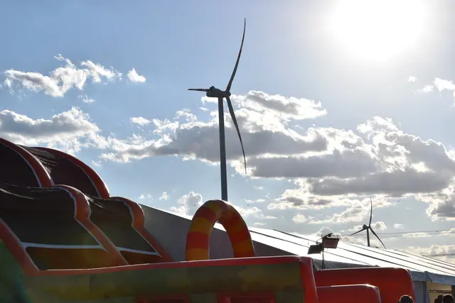 Windräder hinter der Rutsche für die Kinder. | Foto: Mirjam Preineder