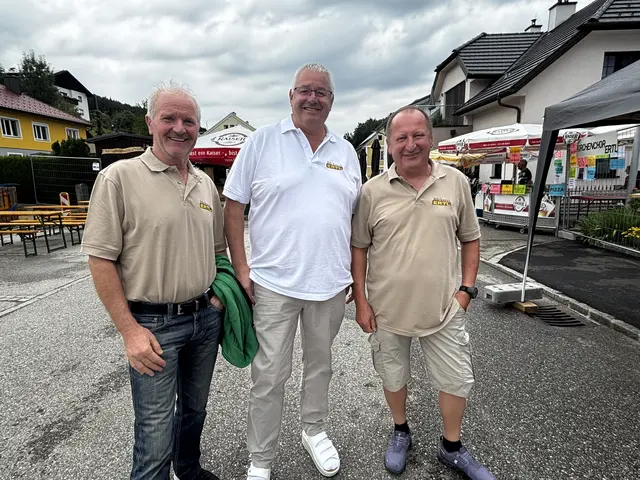 Franz Wolf, Bäcker Manfred Ertl und Peter Siedl riesten aus Bad Gleichberg an und brachten Semmerl, Schaumrollen und Geschenkskörbe mit. | Foto: Dietl-Schuller