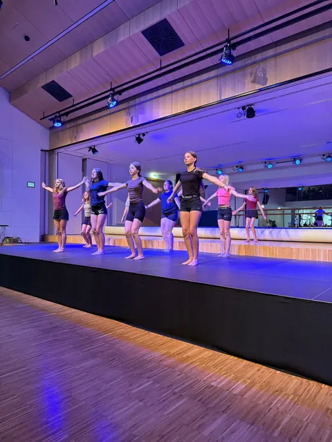 Buntes Bühnenprogramm beim Schulfest. | Foto: SMS Ebensee