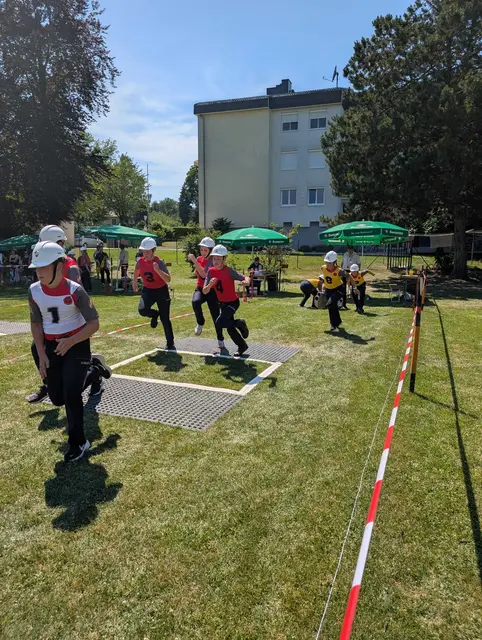Die austragende Feuerwehr Zell an der Pram reagierte auf die Hitzewelle mit umfassenden Maßnahmen. Zusätzliche Beschattungen, erweiterte Trinkwasserausgaben und Kühlzonen sorgten für sichere Rahmenbedingungen. | Foto: BFKDO Schärding