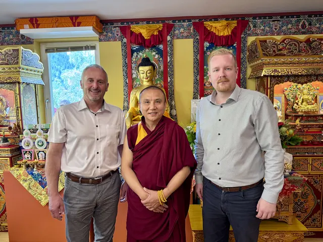 Bürgermeister Ewald Haingartner (l.) mit  Leiter Lama Geshe TenDhar und Vizebürgermeister Hermann Duer.