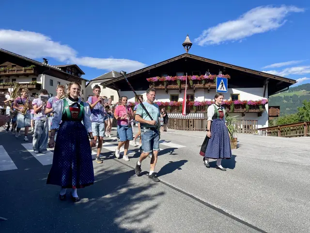 Einmarsch aller Jungmusikanten des Musikbezirks Wipptal-Stubai angeführt von der Jugendkapelle Telfes | Foto: Kainz