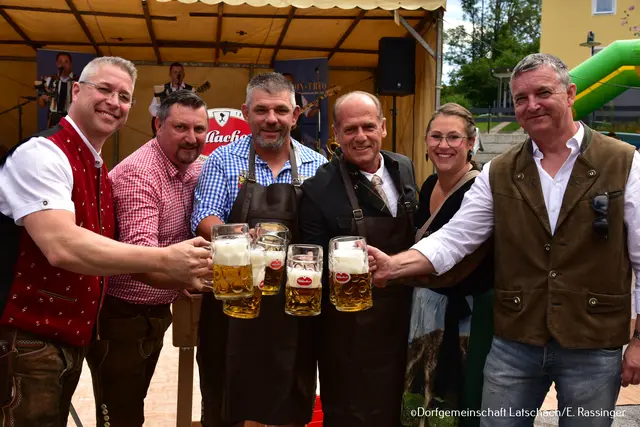 Bieranstich mit Bürgermeister Christian Poglitsch, DGL Obmann Mario Kandussi, Vize Bgm Alexander Linder, Vorstandsmitglied Janine Wiegele und Vorstandsmitglied Christian Oschounig sowie Wirt Zoltan Varga. | Foto: Dorfgemeinschaft Latschach/Rassinger