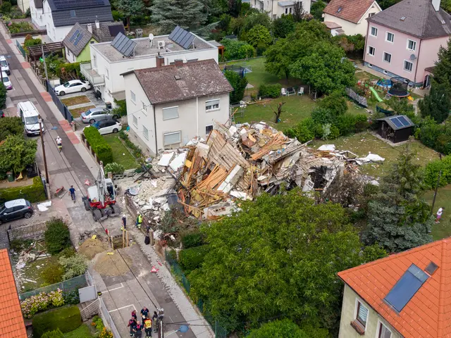 Bei der Explosion in der Nacht auf Sonntag wurde das Einfamilienhaus vollständig zerstört. Auch die Nachbarschaft trug Schäden davon. | Foto: APA-Images / APA / MAX SLOVENCIK