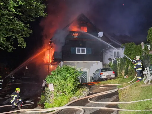 Rund 90 Feuerwehrleute von sieben Feuerwehren standen am Wochenende in Sankt Stefan ob Stainz im Einsatz.  | Foto: Pressedienst A07/Andreas Maier