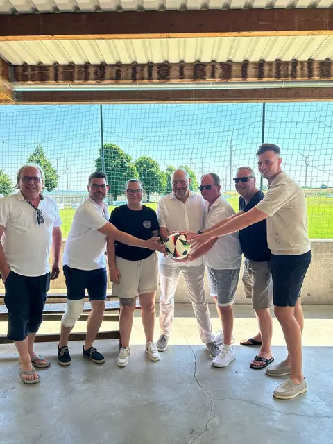 Gruppenfoto mit Fußball