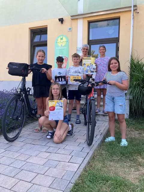 Die Gewinner der MS Hohenruppersdorf: Mona, Kilian, Karoline, Philipp, Schulleiterin Monika Rötzer, Alissa und Mona. | Foto: Monika Rötzer
