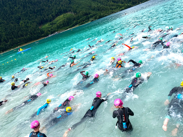 Athlet:innen aus zehn Nationen tauchten beim Achensee Langstreckenschwimmen 2026 ins glasklare Wasser des „Tiroler Meers“ ein.

 | Foto: Achensee Tourismus