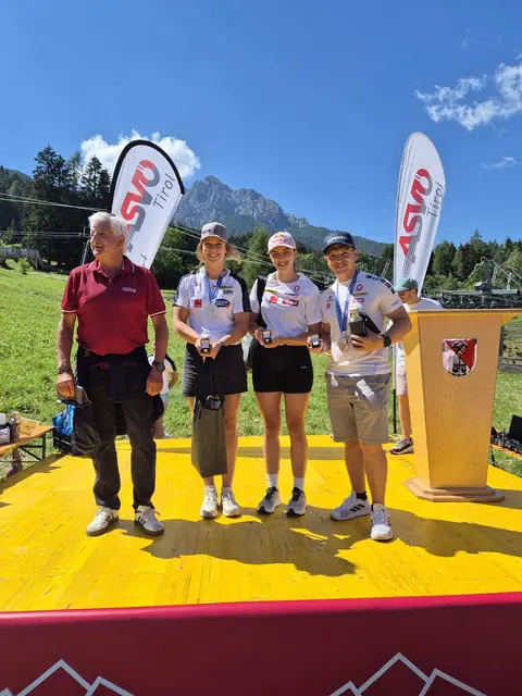 Der ASVÖ-Präsident Hubert Piegger mit Lisa Schulte, Hannah Prock und Wolfi Kindl | Foto: SV Mieders