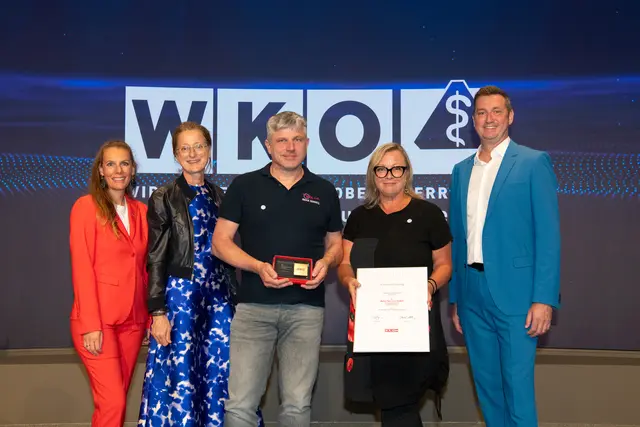 Fachgruppengeschäftsführerin Monika Nowotny (l.) und Innungsmeister Michael Wögerer (r.) ehrten die Reha-Service GmbH aus Gallneukirchen für 25 Jahre Mitgliedschaft im Branchenverbund. | Foto: Cityfoto