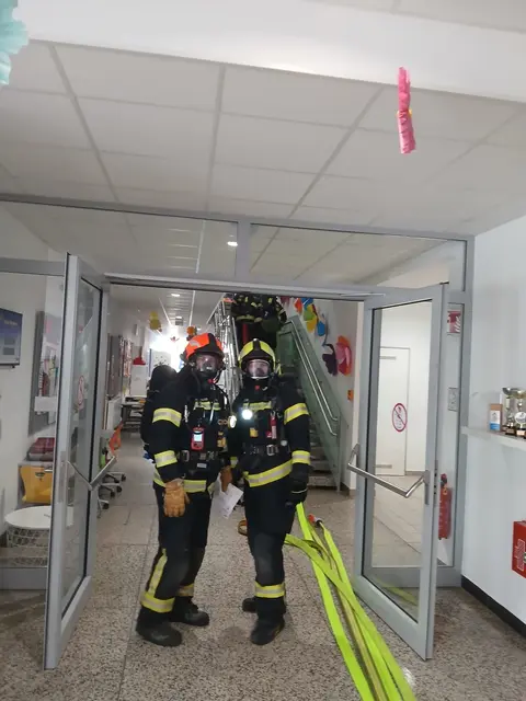 Angenommen wurde ein Brandereignis mit starker Rauchentwicklung, wodurch eine rasche und geordnete Evakuierung des Schulgebäudes erforderlich war. | Foto: FF Pucking Hasenufer