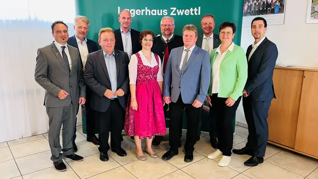 Generalversammlung der Raiffeisen-Lagerhaus Zwettl eGen. Vertreter des Lagerhauses Zwettl, der RWA, der Landwirtschaft und der Region diskutierten die wirtschaftliche Entwicklung der Genossenschaft sowie aktuelle Herausforderungen und Chancen für die Landwirtschaft.

Foto (v.l.): Ing. Wolfgang Häusler (Geschäftsführer Lagerhaus), Mag. Werner Zumpf (RWA), ÖKR Franz Mold (Vorsitzender des Aufsichtsrates Lagerhaus, Bürgermeister und Landtagsabgeordneter), Mag. Alexander Pilarski (RWA), Margit Stummer (Gebietsbäuerin Gföhl), Ing. Michael Göschelbauer (Vorsitzender des Aufsichtsrates RWA), Obmann Erich Fuchs (Lagerhaus), Dir. Wolfgang Gwiß (Geschäftsführer Lagerhaus), Renate Braunsteiner (Bezirksbäuerin Zwettl) und Stefan Jachs MSc (Raiffeisen-Revisionsverband NÖ-Wien). | Foto: Lagerhaus Zwettl.