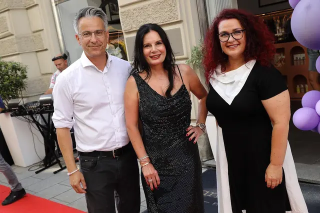 Die Stadträte Kurt Hohensinner und Claudia Schönbacher (r.) mit Gastgeberin Carina Harbisch
