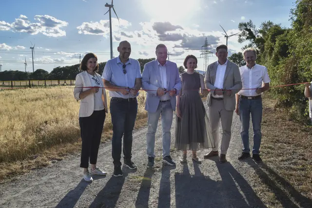 Nicola Kofler, Leitung erneuerbare Stromerzeugung Wien Energie; Jürgen Schöny, Energiegemeinderat Stadtgemeinde Ebreichsdorf; Wolfgang Kocevar, Bürgermeister Stadtgemeinde Ebreichsdorf; Alma Kahler, Geschäftsführerin Wien Energie; Christian Pehofer, Bezirkshauptmann Baden; Christian Pusch; Vizebürgermeister Ebreichsdorf. | Foto: Mirjam Preineder