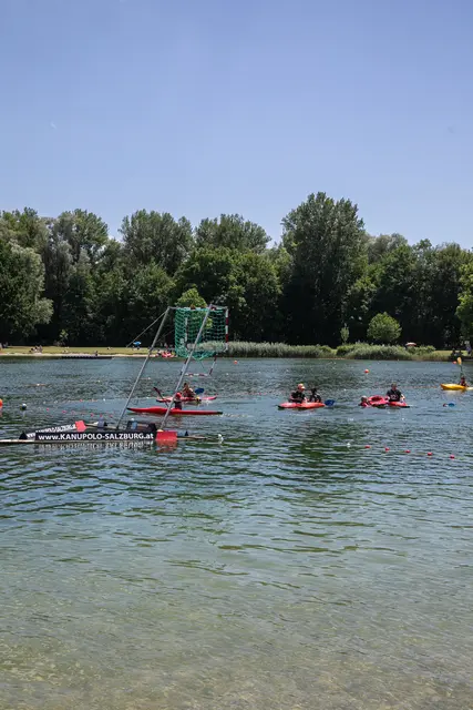 Insgesamt präsentierten sich am Badesee in Liefering zehn Vereine. Zum Schnuppern für die Besucherinnen und Besucher gab es Tauchen, Riversurfing, Rudern, Triathlon, Schwimmen, Synchronschwimmen, Wasserball, Stand-up-Paddling, Wildwasserkajak und Kanupolo. | Foto: Stadt Salzburg/Anna Pirato