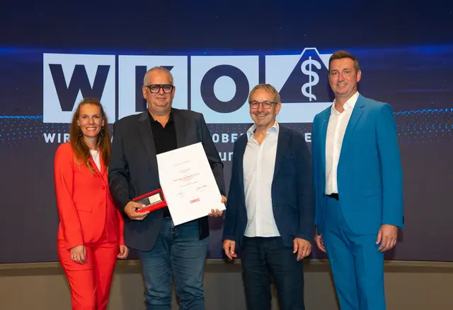 Die Landesinnung überreichte Hannes Stockinger eine Medaille und eine Urkunde.   | Foto: cityfoto
