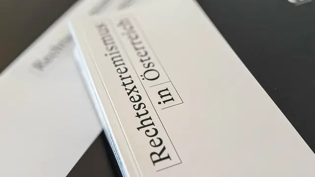 Ein Schild mit der Aufschrift "Rechtsextremismus in Österreich"