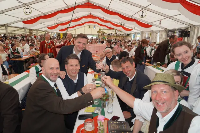 Prost! PV-Obmann Bgm. Daniel Stern, Bgm. Mario Nocker (Trins), Bgm. Karl Mühlsteiger (Gries), Bgm. Klaus Ungerank (Vals), Bgm. Lukas Peer (Navis) und der Obmann des Tiroler Volksmusikvereins Peter Margreiter (v.l.) | Foto: Kainz