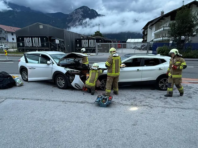 Bei einem Verkehrsunfall am Montagmorgen auf der B171 in Brixlegg kollidierte ein Pkw-Lenker mit einem geparkten Auto. | Foto: ZOOM.Tirol