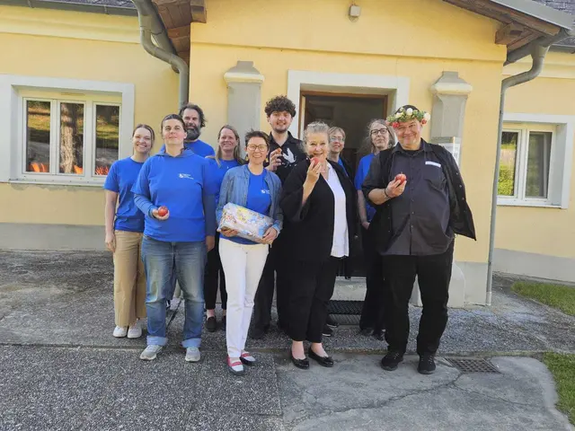 Lesekabarett „Willkommen im Paradies“ eröffnete die Jubiläumsfeierlichkeiten im Garten der Bücherei. | Foto: Bücherei Schleinbach