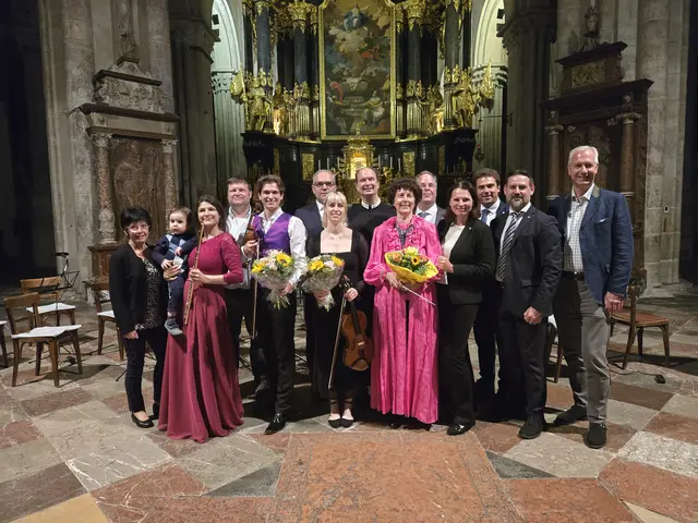 Bei der Eröffnung der 45. Sommerakademie Lilienfeld: Gemeinderätin Maria Weißenböck, Querflötistin Carolin Ratzinger, Gemeinderat Wolfgang Labenbacher, Violinist Julian Waldner, Vizebürgermeister Christian Buxhofer, Bratschistin Magdalena Rychetsky, Pater Hermann Schöppe, Dirigentin Karen de Pastel, MMag. Florian Pejrimovsky, Bezirkshauptfrau Heidelinde Grubhofer, Bürgermeister Manuel Aichberger, Nationalratsabgeordneter Fritz Ofenauer und Roman Schlosser, Geschäftsleiter der Raiffeisenbank Traisen-Gölsental (v. l.). | Foto: Julia Steyrer