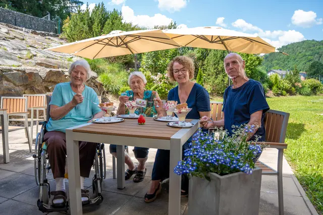 Im PBZ Gutenstein konnten Beatrix Hofkirchner, Maria Grabenweger und Franz Curin mit 
Landesrätin Christiane Teschl-Hofmeister ein gemeinsames Eis genießen. | Foto: NÖ LGA / www.weidinger.photo