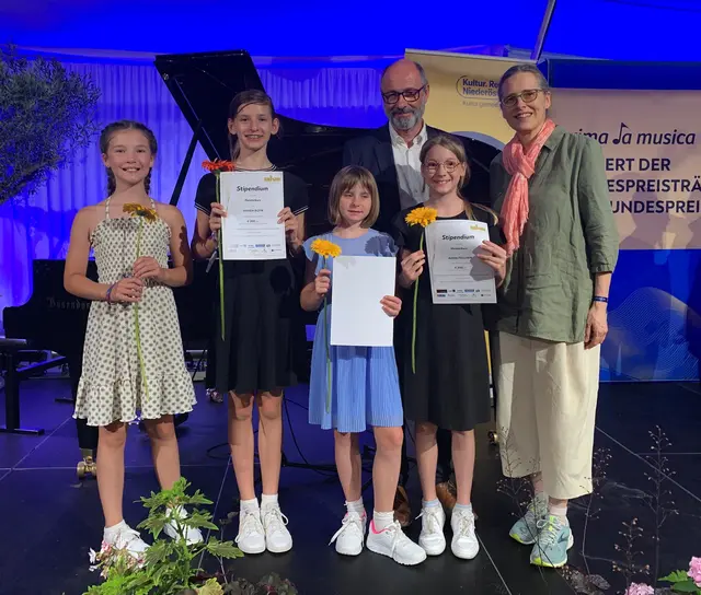 Die vier jungen Musikerinnen der RegionalMusikschule Wolkersdorf mit ihrer Lehrkraft Roswitha Schmatzberger und Musikschuldirektor Alexander Blach | Foto: RegionalMusikschule 