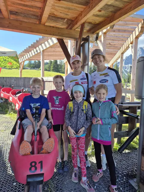 Hannah Prock und Lisa Schulte mit den Rodelkids des SV Mieders beim Sommerrodeln. | Foto: SV Mieders