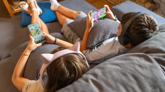 Handy, Tablet und Co gehören für viele Kinder zum Alltag. Gerade in den Ferien ist ein bewusster Umgang wichtig. | Foto: stock.adobe.at/Nuria