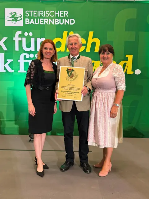 ÖR Josef Kowald (Mitte) mit Simone Schmiedtbauer  und Manuela Kohm (r.) | Foto: ÖVP Leibnitz, Arthur