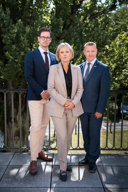 Sebastian Graf (Kurienobmann angestellte Ärzte), die neue Ärztekammer OÖ-Präsidentin Silke Haim, und Paul Niederberger (Kurienobmann niedergelassene Ärzte). | Foto: AKOÖ